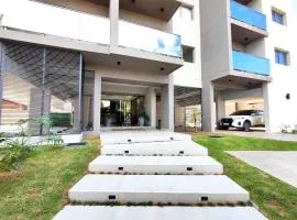 Brand new and cozy loft minutes from the Airport