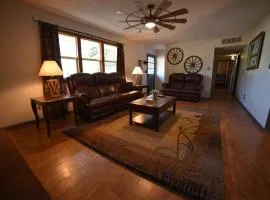 Rustic Western Home Steps from Rte 66 & Grand Canyon Train Station