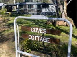 Coves Cottage，位于Piries的带停车场的酒店