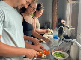 The Lighthouse - Eco-Village & Wellness，位于涛岛的Spa酒店