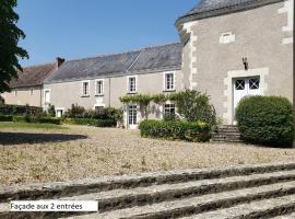 Nouveau! Propriété historique avec piscine, proche châteaux de la Loire et Futuroscope，位于Les Ormes的酒店