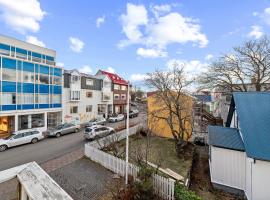 Massive Villa in Reykjavík suburbs，位于雷克雅未克的酒店