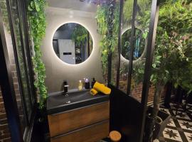 Love room avec spa privatif et salle de jeux adultes，位于博韦的酒店