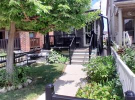 The Cozy Bungalow in North York Nest，位于多伦多的酒店