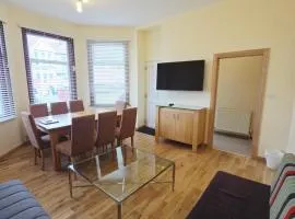 London Luxury 3 bedroom flat, free parking, garden, sleeps x10, Close to Tube