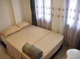 Habitación con cama nueva doble y balcon privado cerca del parque principal，位于拉塞哈的酒店