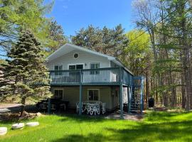Evergreen Escapes 4 BR with Game Room, Firepit near Kalahari and Camelback，位于Long Pond的酒店