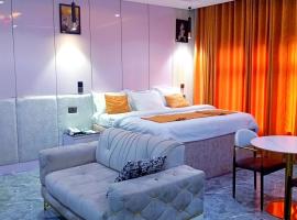 Uptown Life Hotel and Suites，位于瓦里的酒店