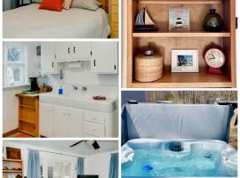 Cottage Apartment by Lake MI w private Hot Tub!，位于Hazelhurst的酒店