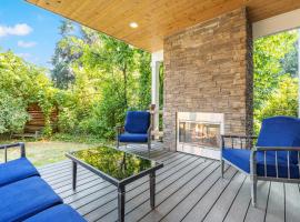 Lake Forest Retreat w Indoor & Outdoor Fireplaces，位于Lake Forest Park的酒店