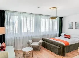 Chic City Apartment, 1BR for 2, Elegant Comfort