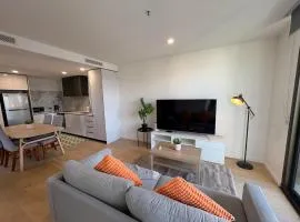 Canberra CBD modern new 2B apartment free Parking