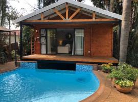 African Diamond - Date Night Suite，位于伯诺尼的酒店