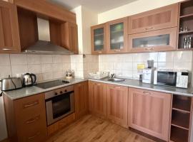 Prime location one bed apartment with hydro bath in Royal Plaza，位于波罗维茨的酒店