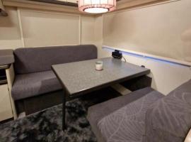 Full Service Caravan 1，位于阿尔贝特斯隆的酒店