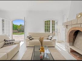 Premium house in Mougins with Private Tennis，位于穆然的乡村别墅