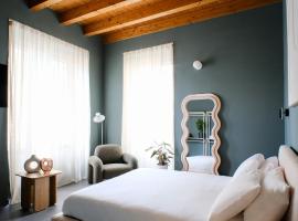 The Tower Premium Apartment - Beams & Views - 3 Min Walk to Bernina Express & Station，位于蒂拉诺的酒店