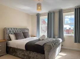 4BR Home - Gym - 3BA - Free Parking - En-suite - Near LGW Airport