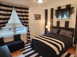 Old Salem House 15 mins from downtown Salem