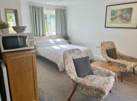 Self contained annex with full kitchen，位于威特尼的酒店