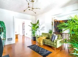 Jungle House Luxury Homes - Columbus Downtown Short North - Steps to Convention Center & Nationwide Arena - Sleeps up to 8 - Free Parking - Over 5,800 Five Stars