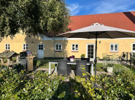 Hyggelig nyrenoveret lejlighed på landet - tæt på Hals og strand，位于海尔斯的酒店