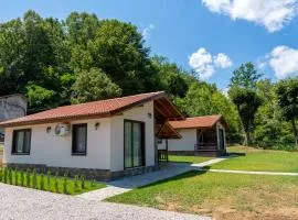 Двете къщи - 2 къщи с двор и барбекю за 10 човека в село Бели осъм