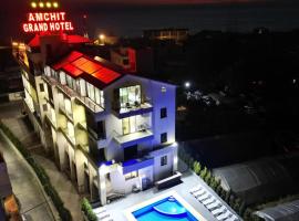 Amchit Grand Hotel，位于Al Qarfī的酒店