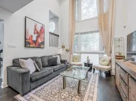 Free Parking! 5BR! Steps to Eaton Center! Downtown Core!