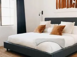 Designer Desert Condo! PoolHot Tub Dogs Welcome!