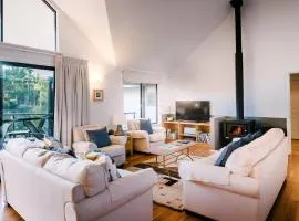 Idyll Estate - Bushland Gem with Spa & Tennis Court