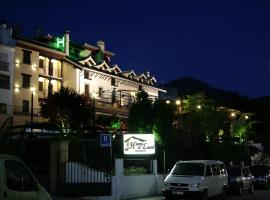 月桂树果园乡村酒店，位于莫纳奇尔的酒店