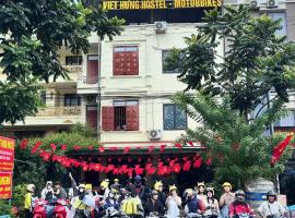 VIỆT HƯNG HÀ GIANG Hostel motorbikes for rental，位于河江的酒店