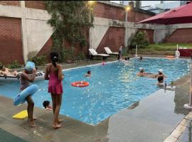 Taj Waves - Poolside Tent in a Peaceful Retreat，位于阿格拉的酒店