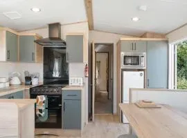 Beachy Lodge with Deck & Parking nr Ilfracombe