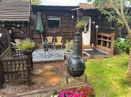 Cabin centrally Located in the Cornish Countryside，位于圣奥斯特尔的酒店