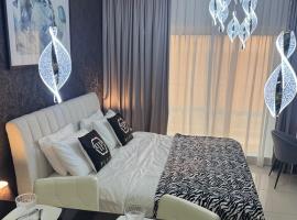 Big studio, Dubai SportCity, parking included，位于迪拜的宠物友好酒店