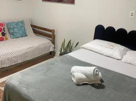 Aconchegante Kitnet na sede Aracruz 1 km do centro individual ótima logística lugar tranquilo，位于阿拉克鲁斯的酒店