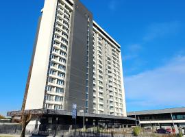 Departamento Estudio, inmejorable ubicación, parking，位于洛斯安赫莱斯的酒店