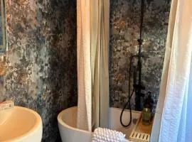 Number 78 Guest house M56 junction 12 located 5 minutes drive from Frodsham Continental breakfast Included Accommodation comprises of Large double bedroom Separate lounge with sky tv Large bathroom with a free standing bath and shower