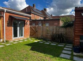 The Cherry Hill Studio - Kitchenette, bathroom, parking and lovely garden，位于卡弗沙姆的酒店