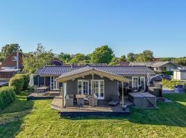Holiday Home Orsa - 80m from the sea by Interhome，位于尤尔斯明讷的酒店