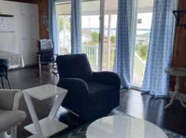 普拉齐圣让2号木屋，位于Saint-Jean的带泳池的酒店