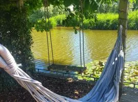 Gezellige Pipo met grote schommel aan het water en hottub