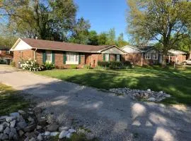 Middle of It All only 30 min from Mammoth Cave!