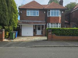 4 bed detached house near Manchester Airport Manchester -Cheadle，位于奇德尔的酒店