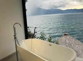 Atitlan Sunset Lodge，位于圣克鲁斯拉拉古纳的带热水浴缸的酒店