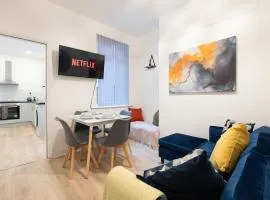 Spacious 4 bed - 4 en-suites - Parking - Sleeps 8