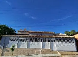 Casa grande, ar em todos os quartos, cabe 3 carros