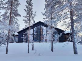 Villa Arctic Trail B - Lapland Escape with Outdoor Hot Tub & Yll&auml;s Ski Passes，位于阿卡斯洛姆波罗的带泳池的酒店
